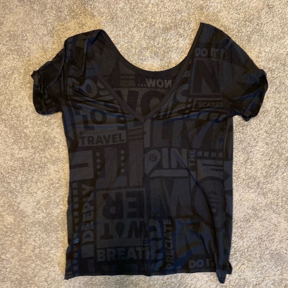 EUC Lululemon Loose Fit Short Sleeve V Neck Workout Shirt
